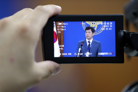 6일 오전 전남 강진경찰서에서 강진경찰서 수사과장이 여고생 살인사건과 관련 중간 수사상황을 발표하고 있다.   연합뉴스